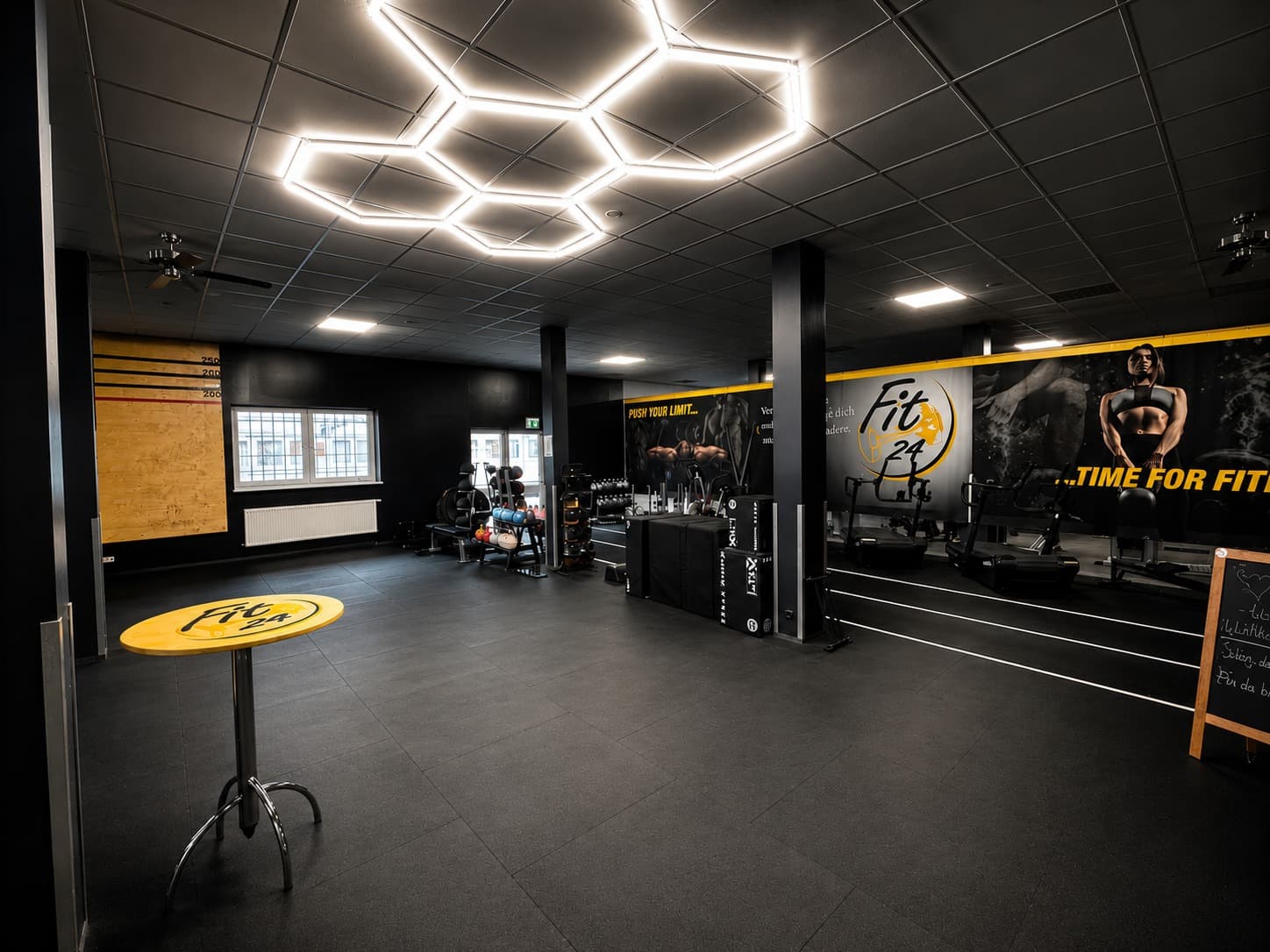Blick in die Trainingsfläche eines Fit 24 Studios
